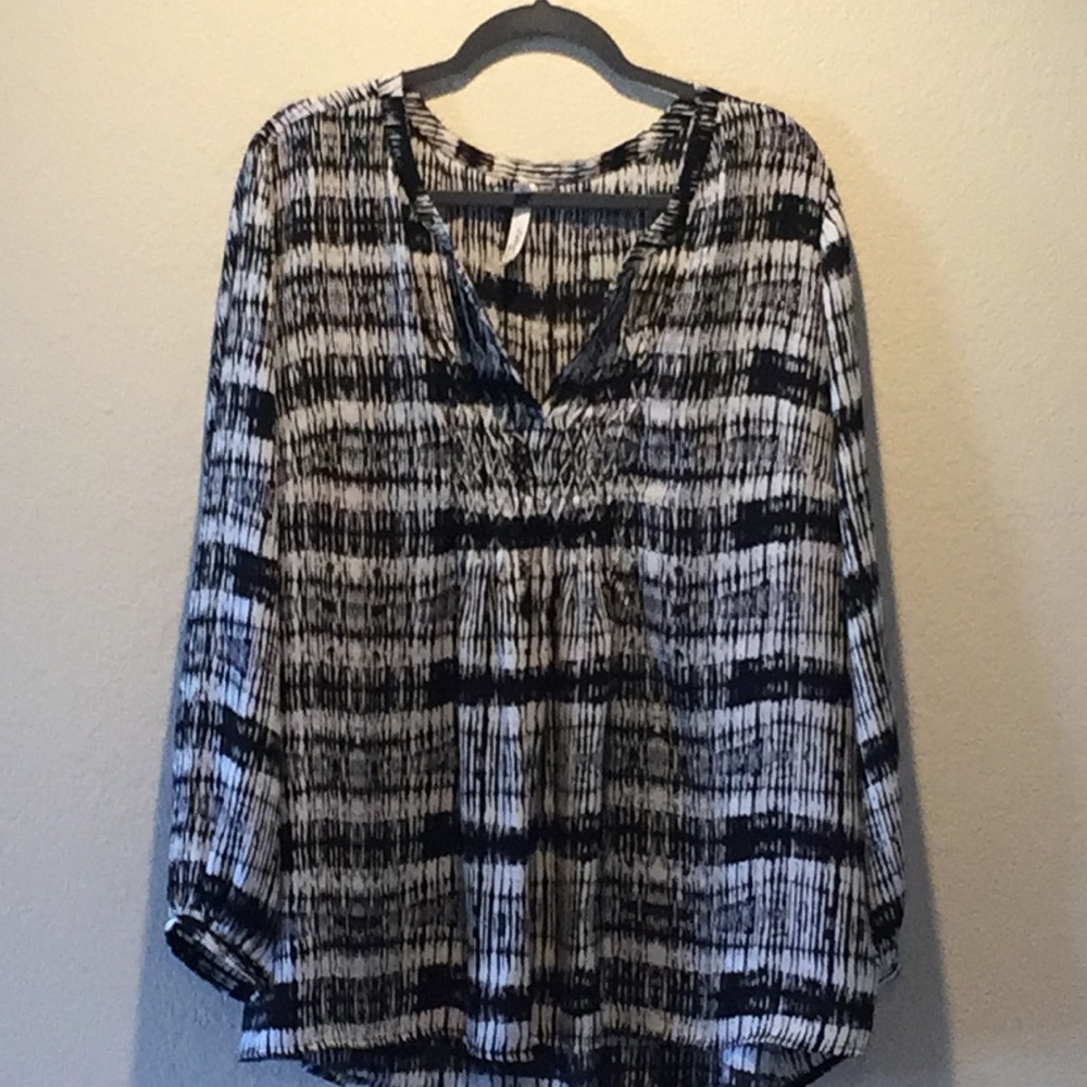 Black & white blouse